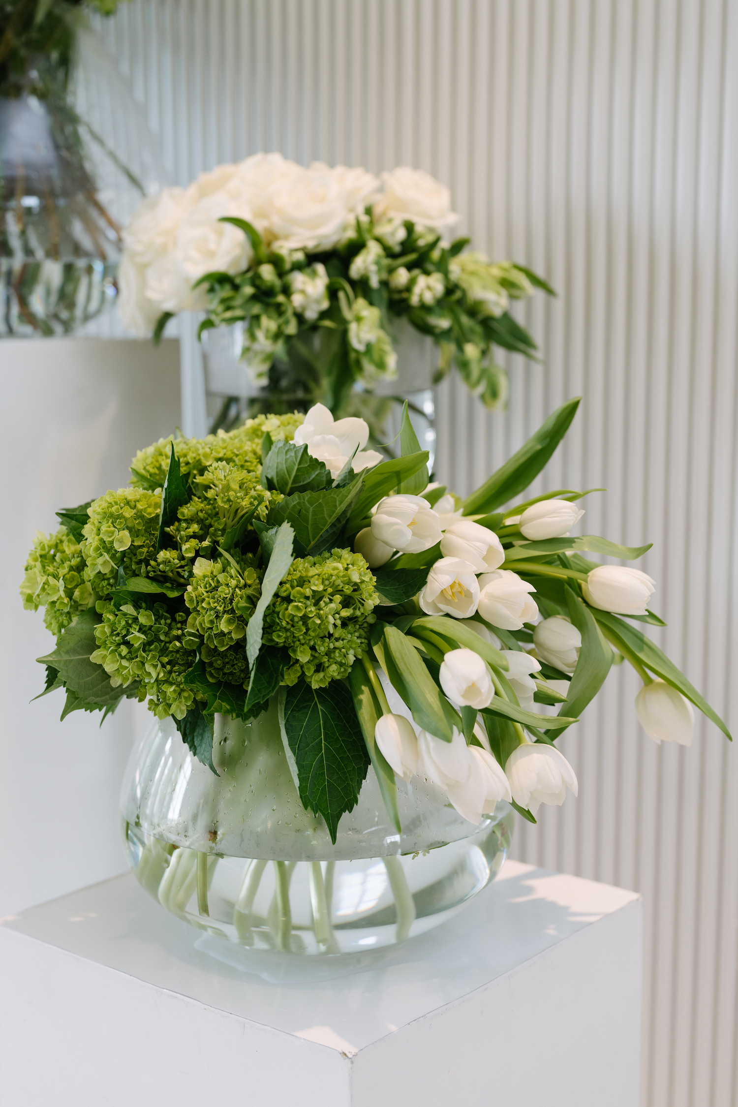 modern wedding decor flowers