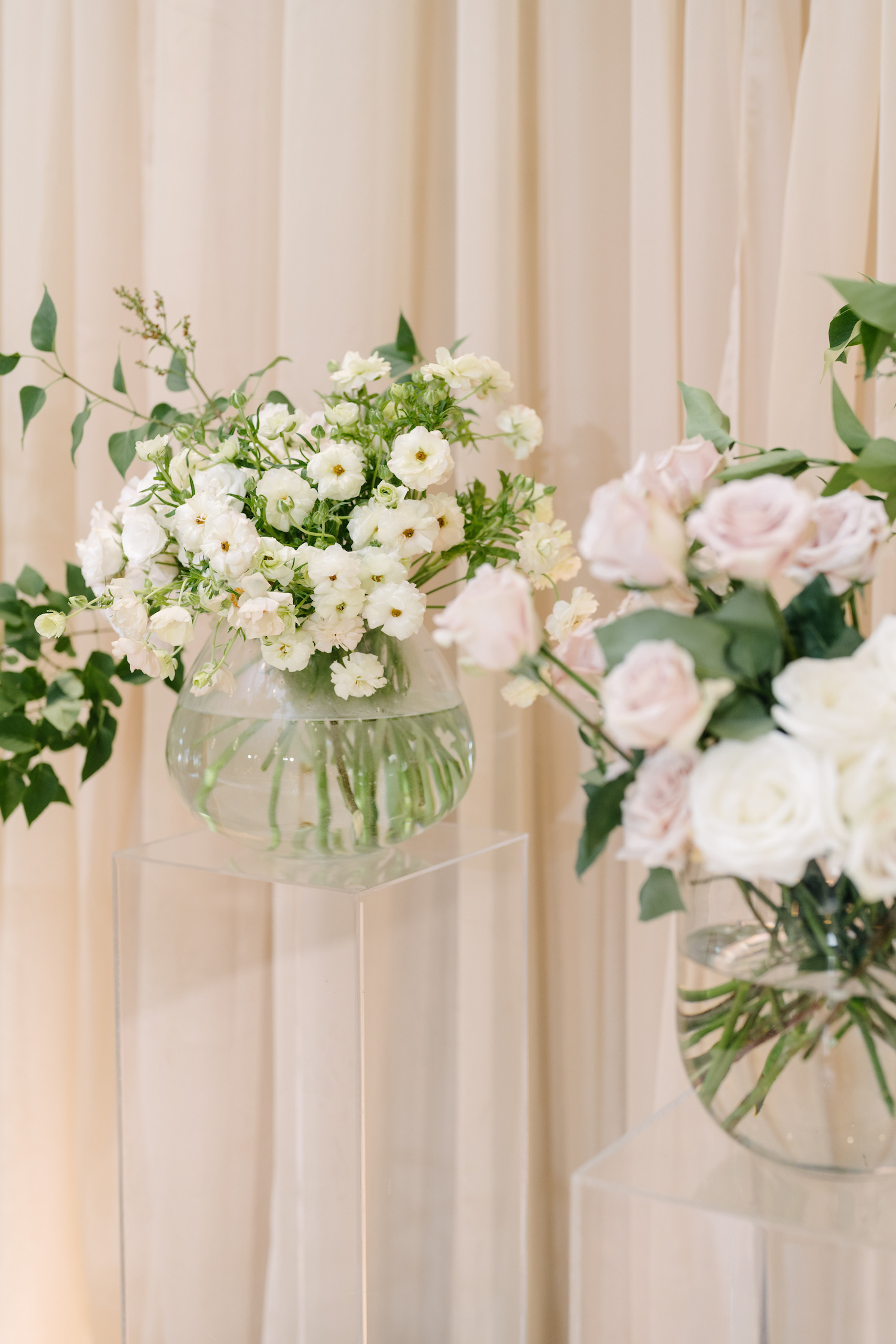 modern wedding backdrop flowers
